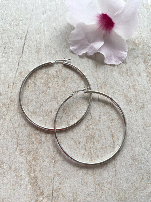 Classici orecchini a cerchio in argento rodiato e diametro 5,3 cm