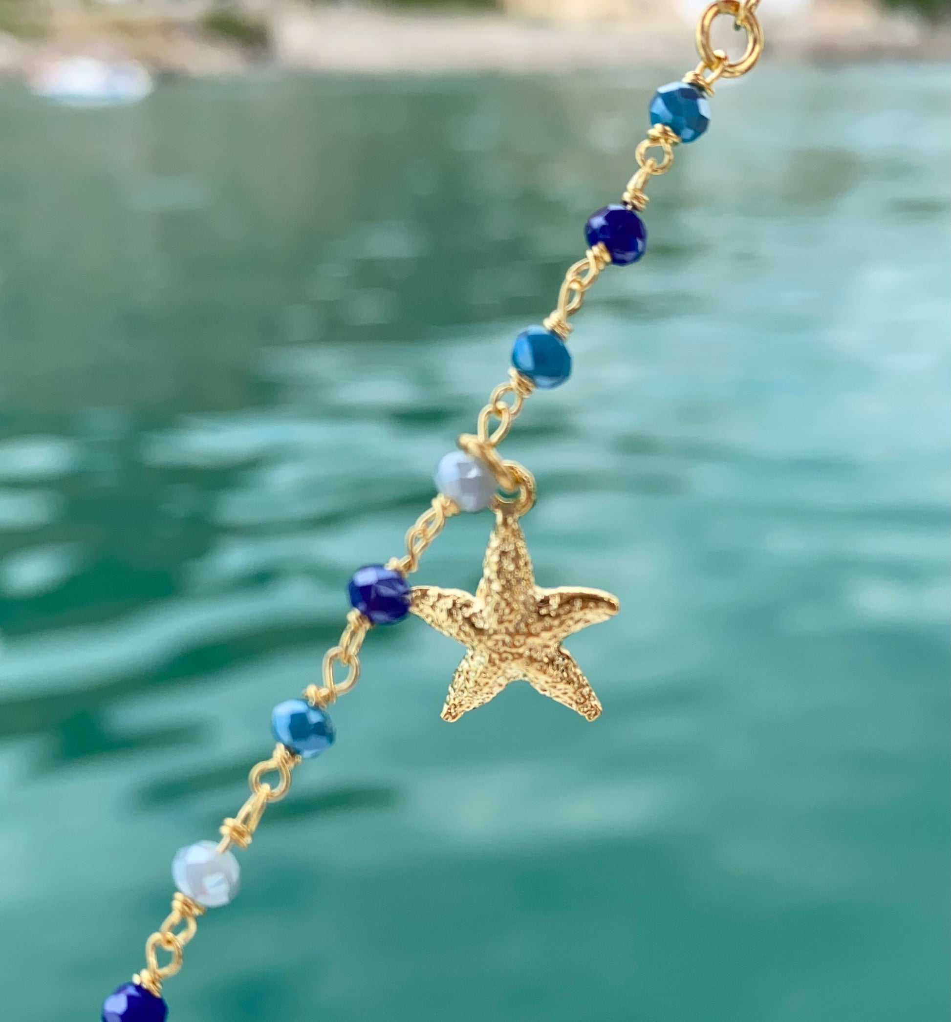 Bracciale marinaro in argento giallo, pietre multicolors semipreziose e tre ciondoli : conchiglia, cavalluccio marino e stella marina