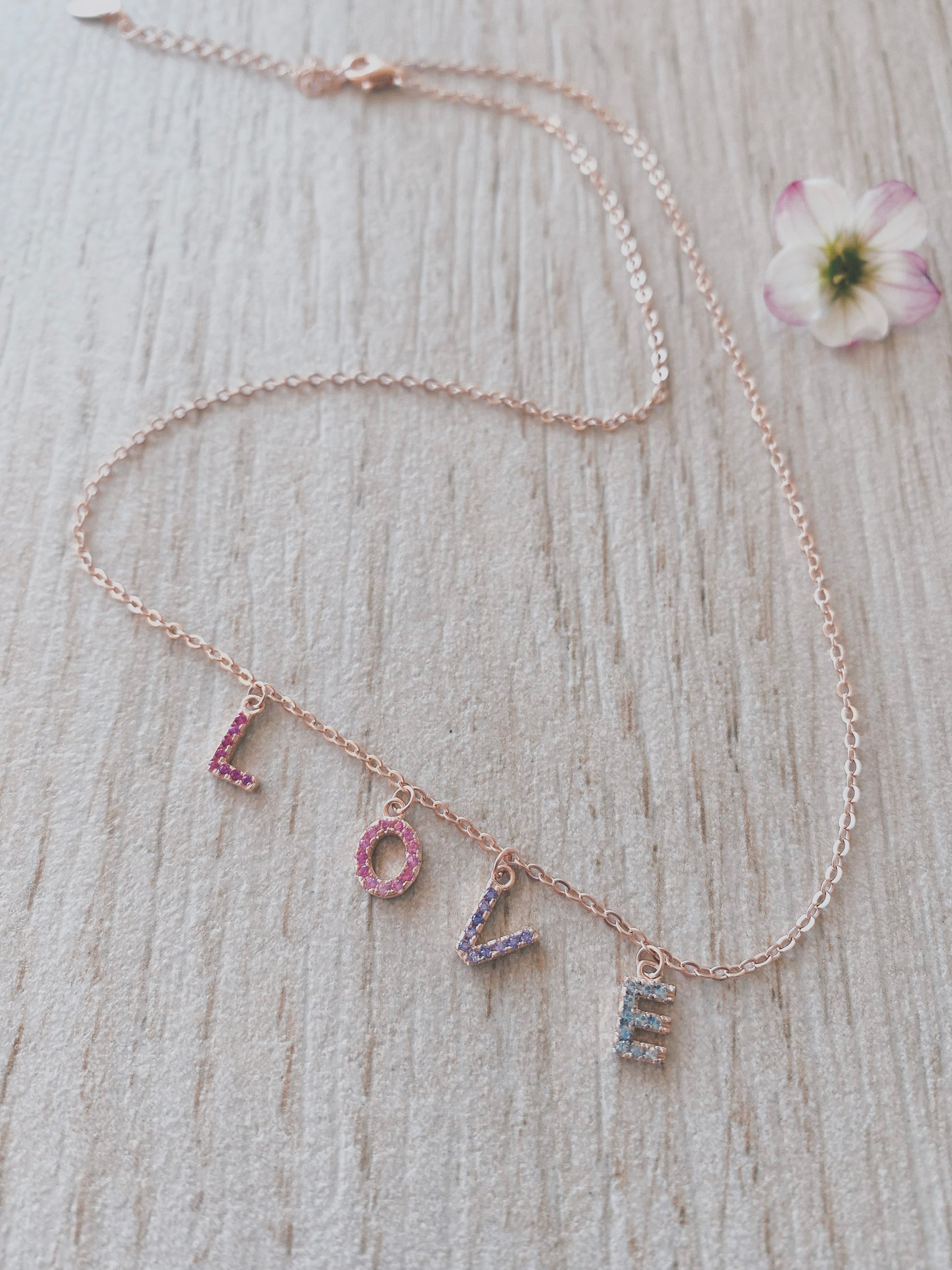 Collana in argento placcato oro rosa e quattro ciondoli colorati LOVE
