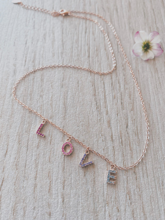 Collana in argento placcato oro rosa e quattro ciondoli colorati LOVE